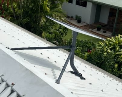 Antena Starlink instalada sobre un tejado metálico en Curazao